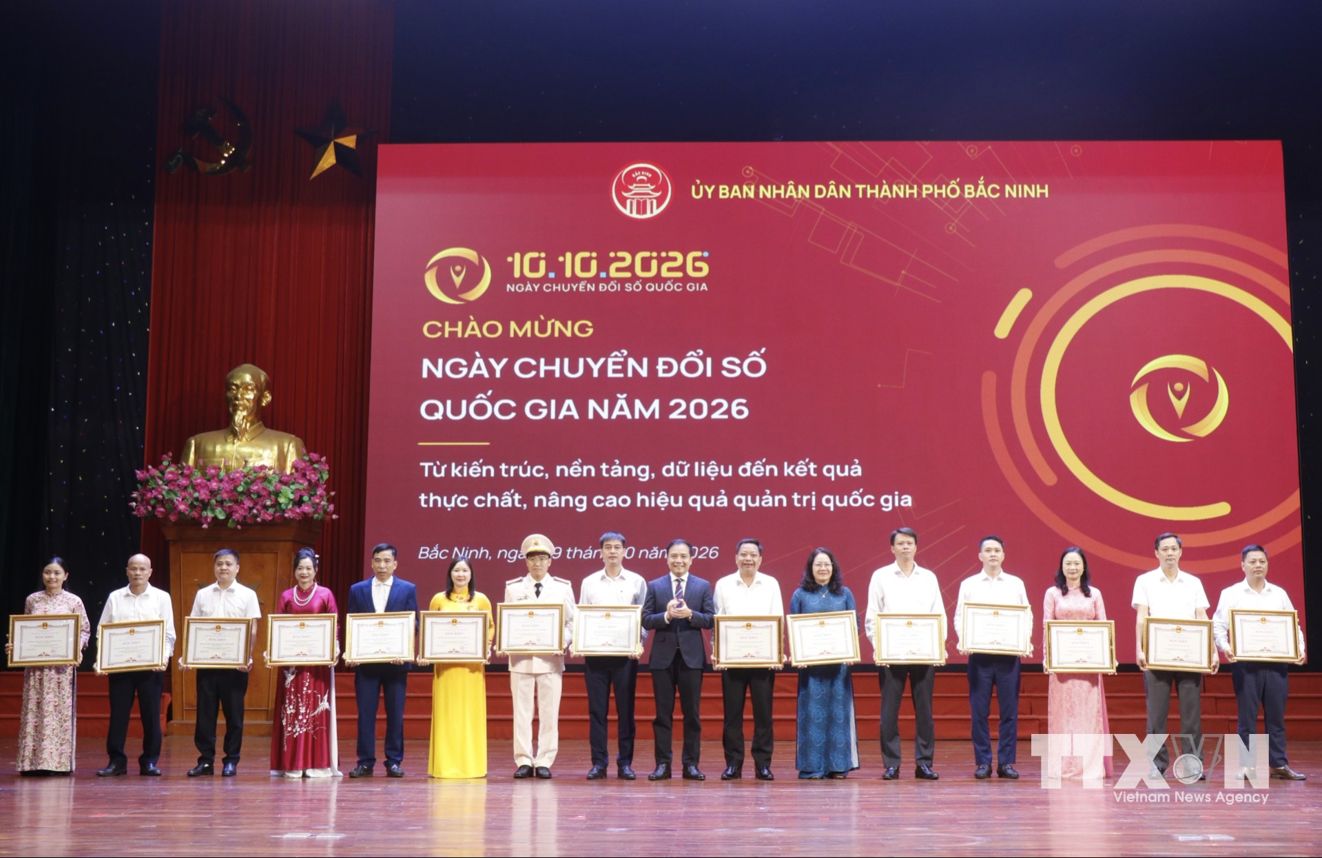 Lãnh đạo thành phố Bắc Ninh trao Bằng khen tặng các tập thể có thành tích xuất sắc trong chuyển đổi số. (Ảnh: Thanh Thương/TTXVN)